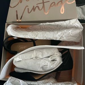 Crown Vintage Vavi, Black suede, size 8 M